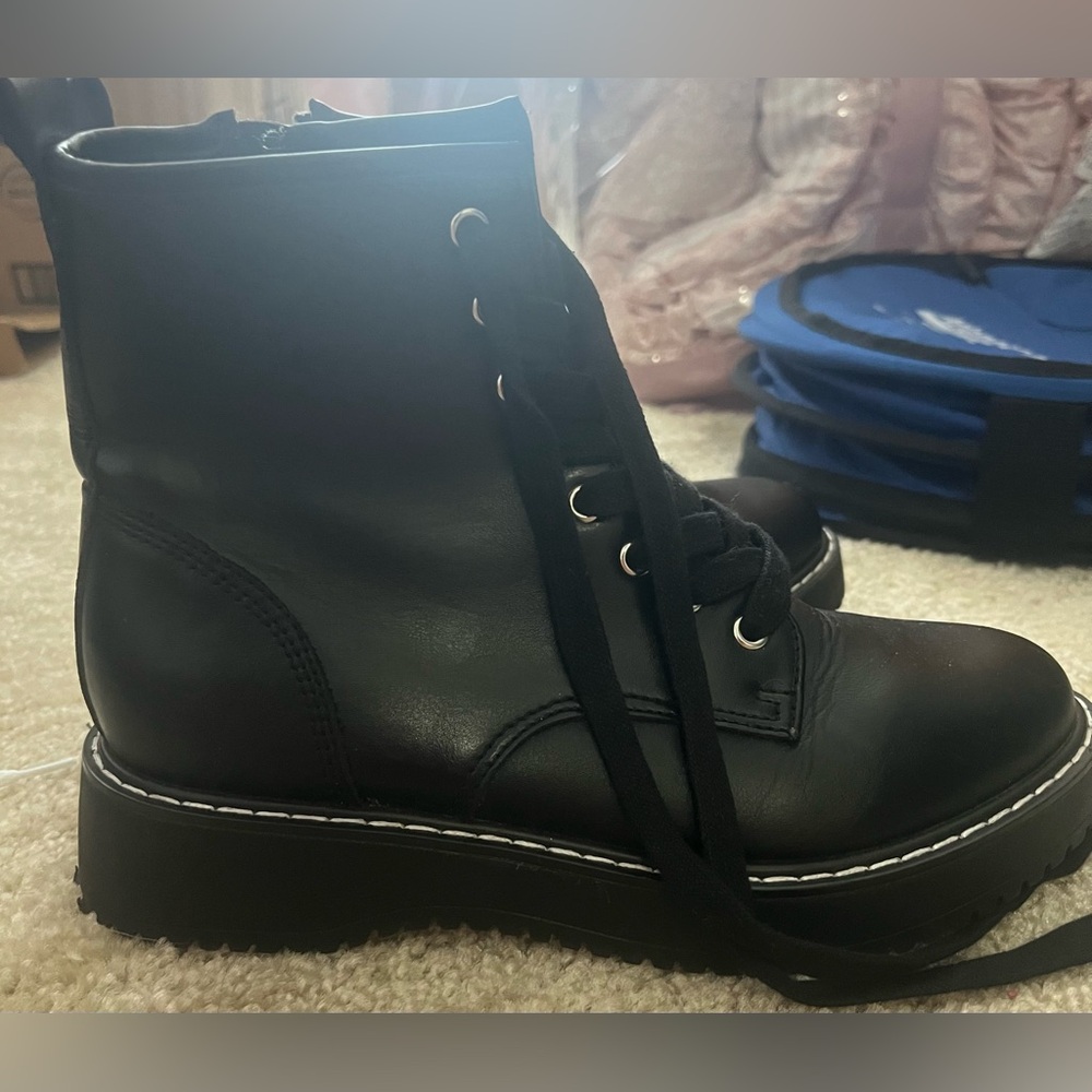 Madden girl women kurrt boots (small mark on left shoe)